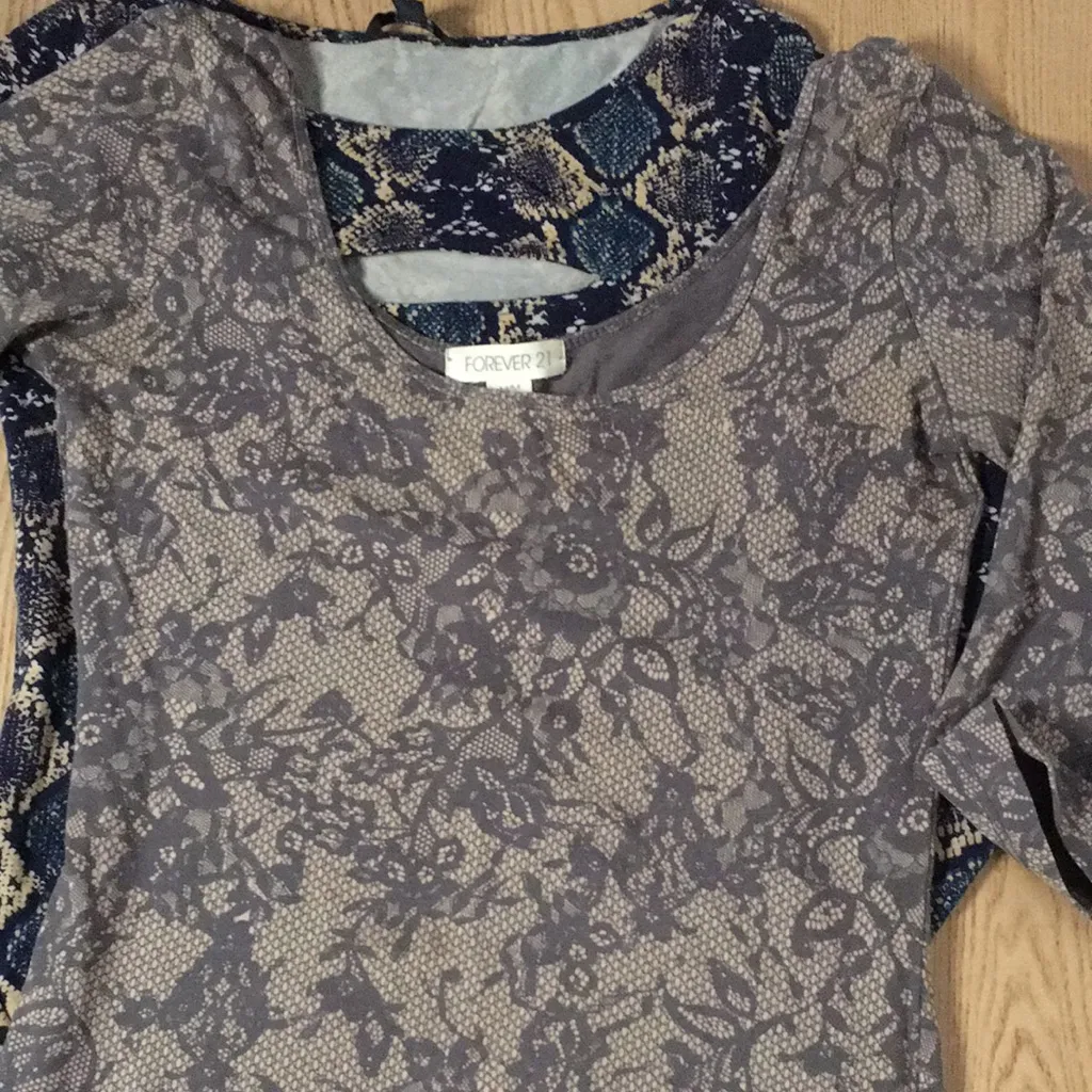 B47 Bundle of 2 Womens Dresses Guess Forever 21 Snake Skin Lace Look Size Medium - Image 6