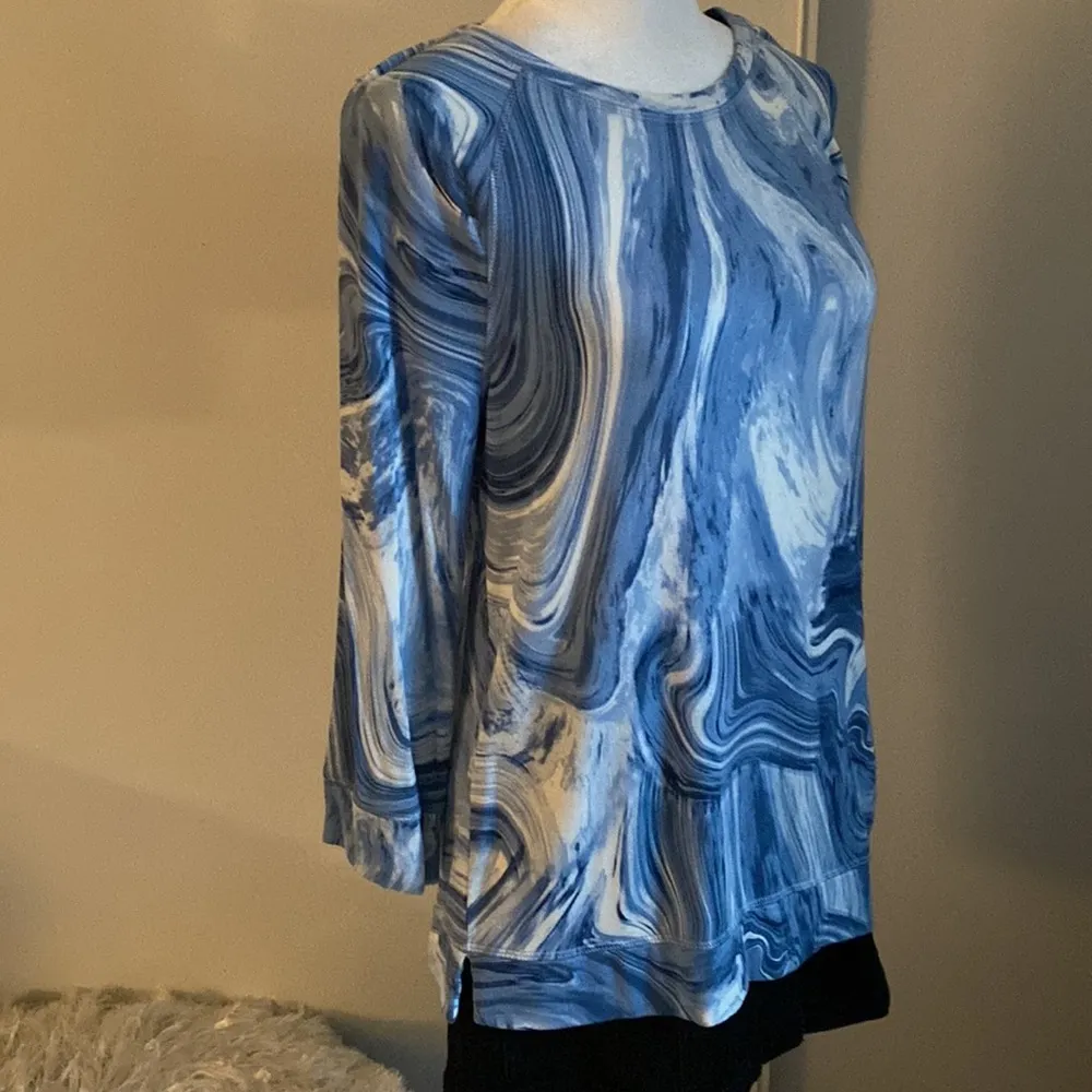 Weekends by Chicos Soft Abstract Print Raglan Long Sleeve Scoopneck Pullover Top - Image 2