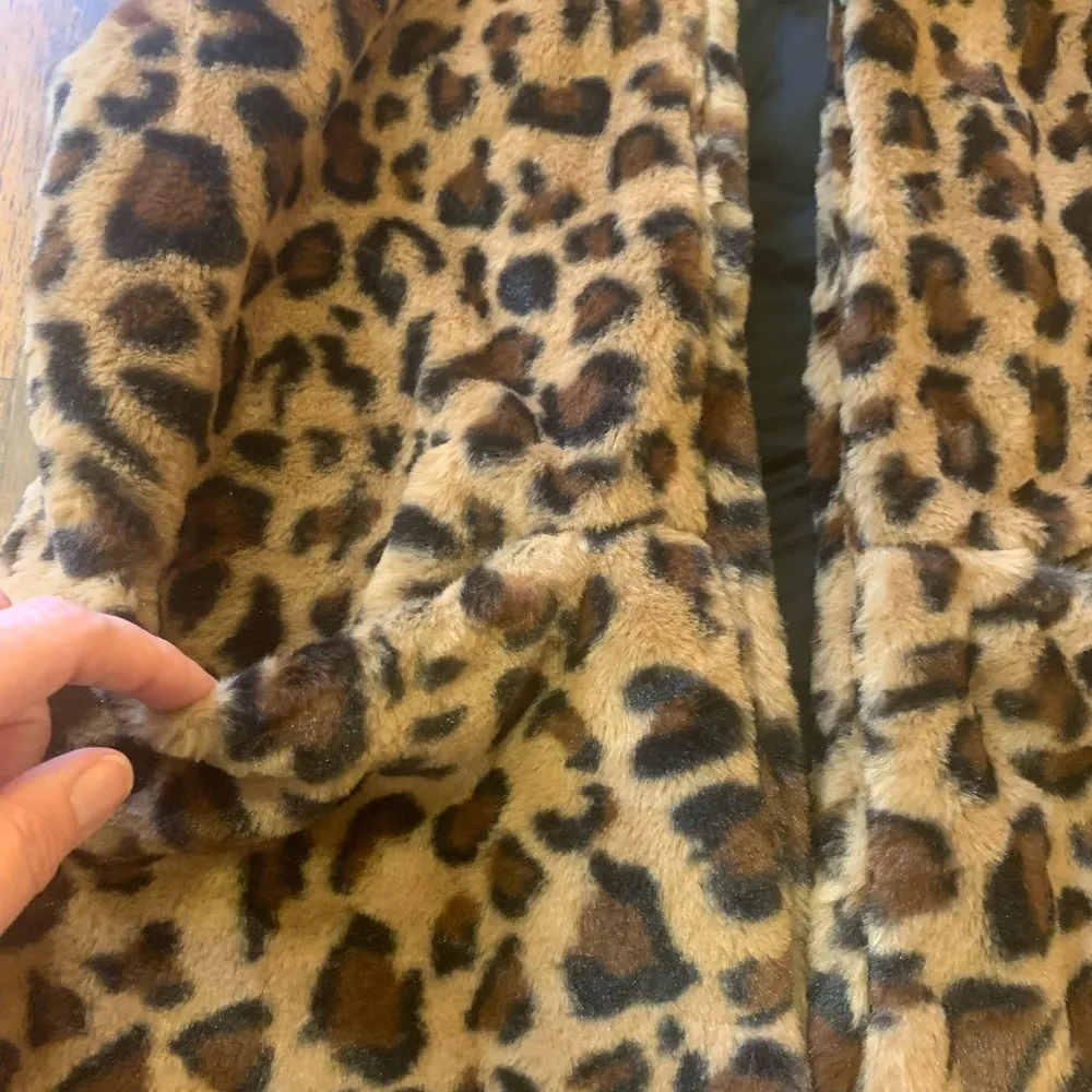 NWT Love Tree faux fur Hoodedvest women’s small Leopard print brown/beige/black - Image 4