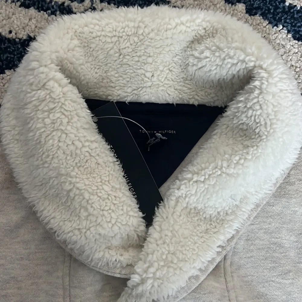 🆕 Tommy Hilfiger Sweater, Size Large - Image 9