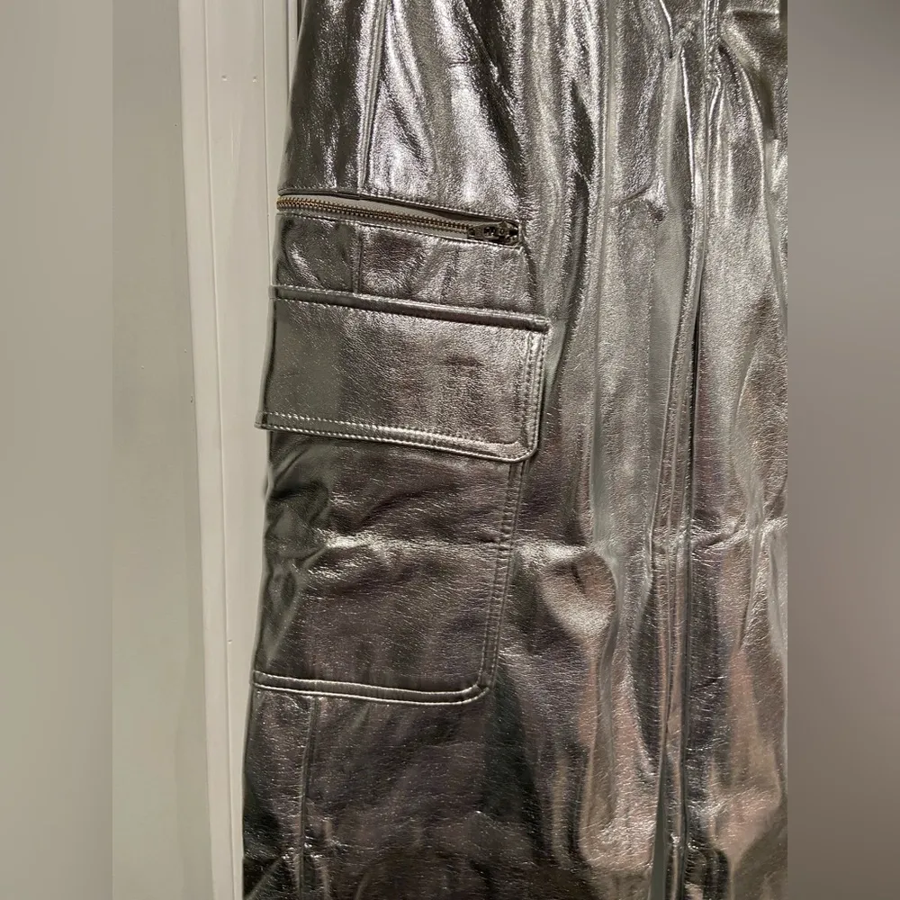 NWT No Boundaries Size XS Silver Metallic Relaxed Fit Wide Leg Cargo Pants - Image 4