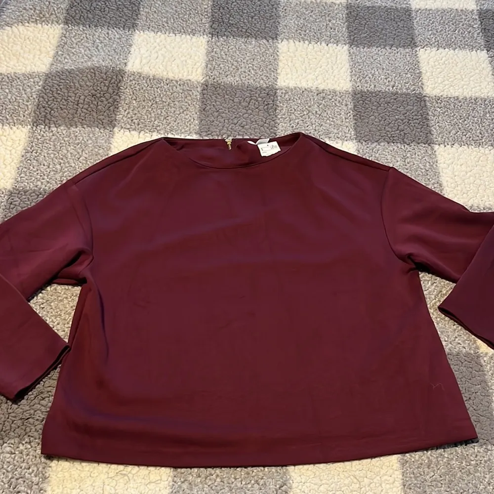 New H&M Woman’s Eggplant Colored Top Size Large NWT - Image 5