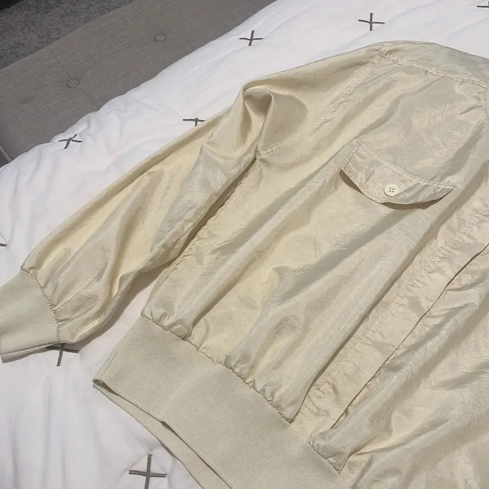 Vintage windbreaker like pale yellow pullover top Size M - Image 2