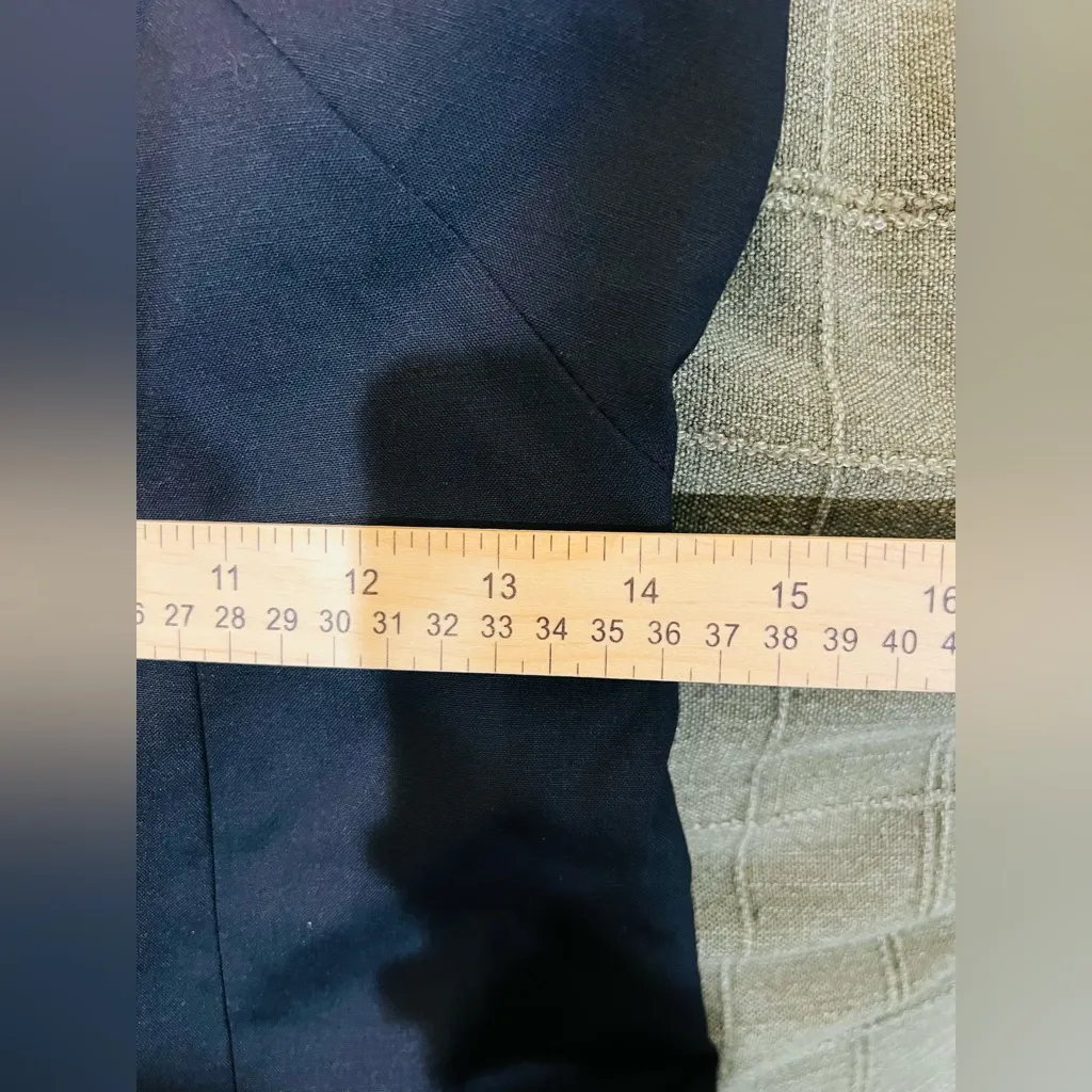 Banana republic stretch dress size 4
98% wool - Image 6