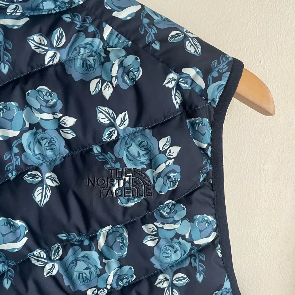 NORTH FACE Flare 550 Blue Floral Flare Down Puffer Vest - Image 10