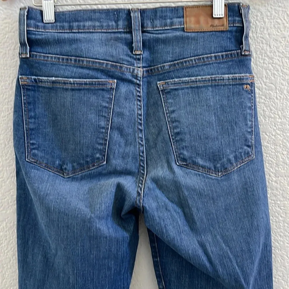 Tall 9" Mid-Rise Skinny Crop Jeans in Delmar Wash: Eco Edition Size 28 - Image 5