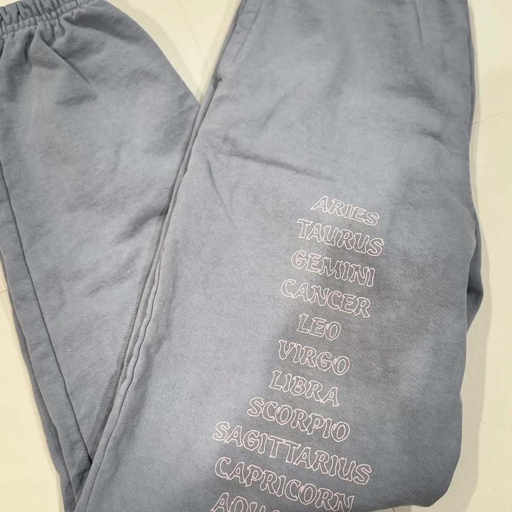 Boys Lie HOROSCOPE GRAPHIC BLUE
SWEATPANTS - Image 8