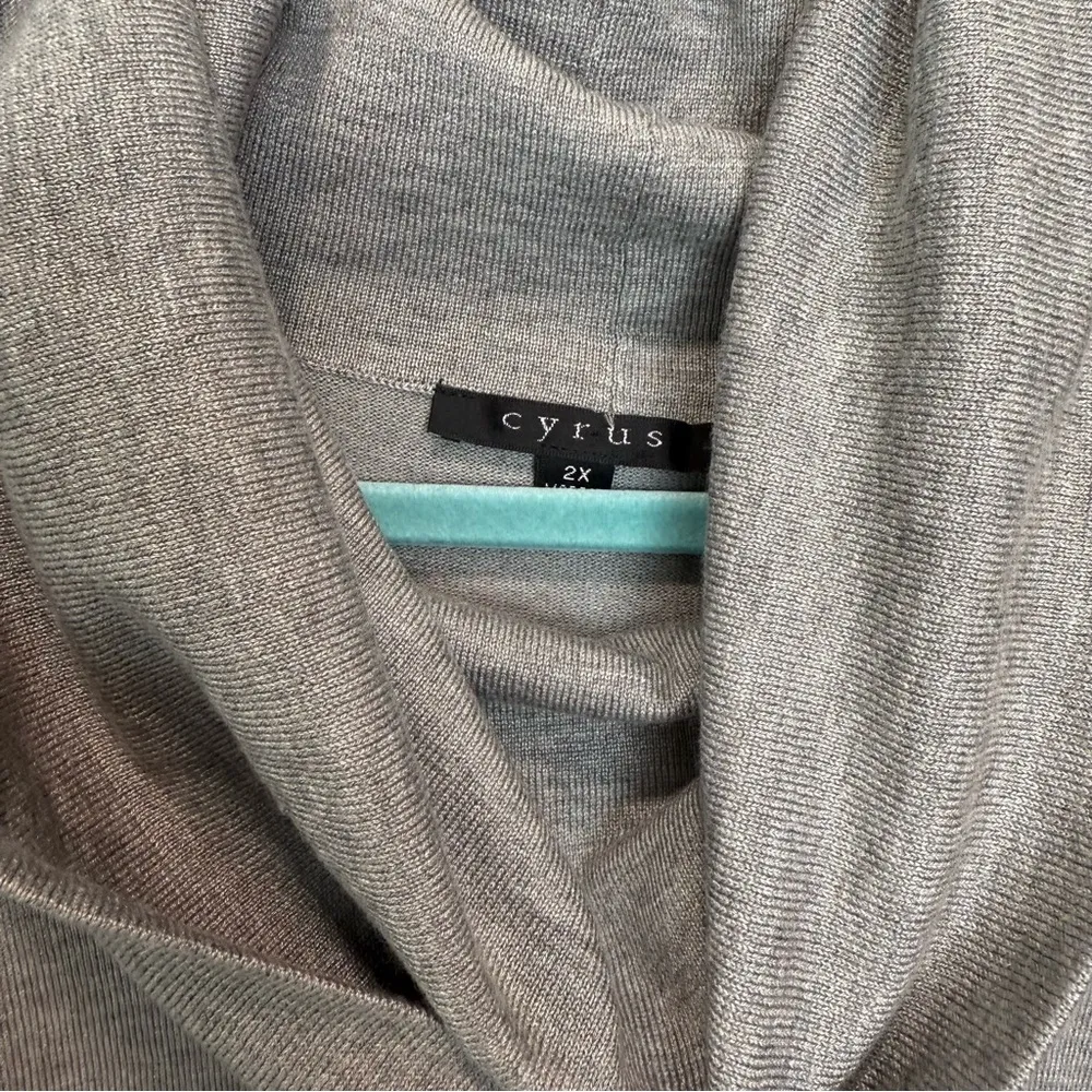 Cyrus Grey Cowl Neck Rounded Hem Rayon Blend Tunic Sweater Size 2X - Image 3