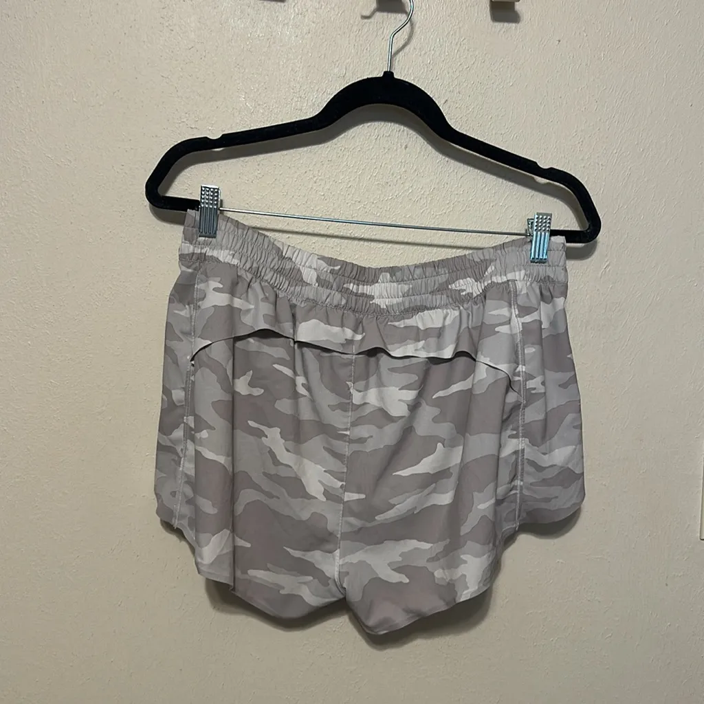 Athleta 3” Hustle Shorts Taupe Camo‎ Size Large - Image 6