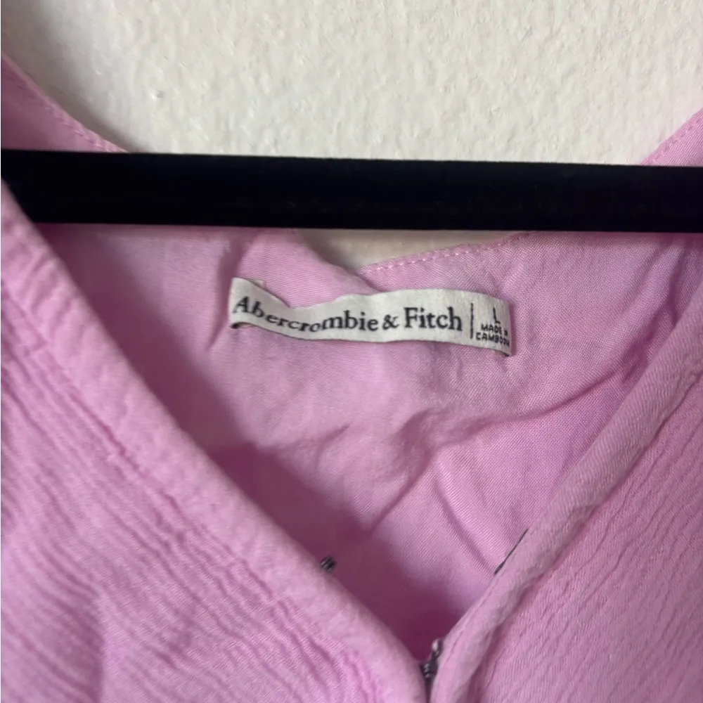 Abercrombie & Fitch // Knot Front Flutter Sleeve Pink Top - Image 4