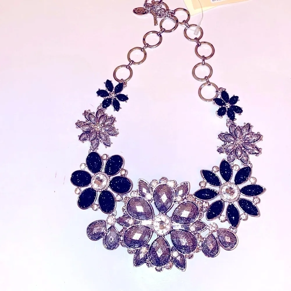 Amrita Singh black and grey floral stones with silver chain necklace. NWT. - Image 5