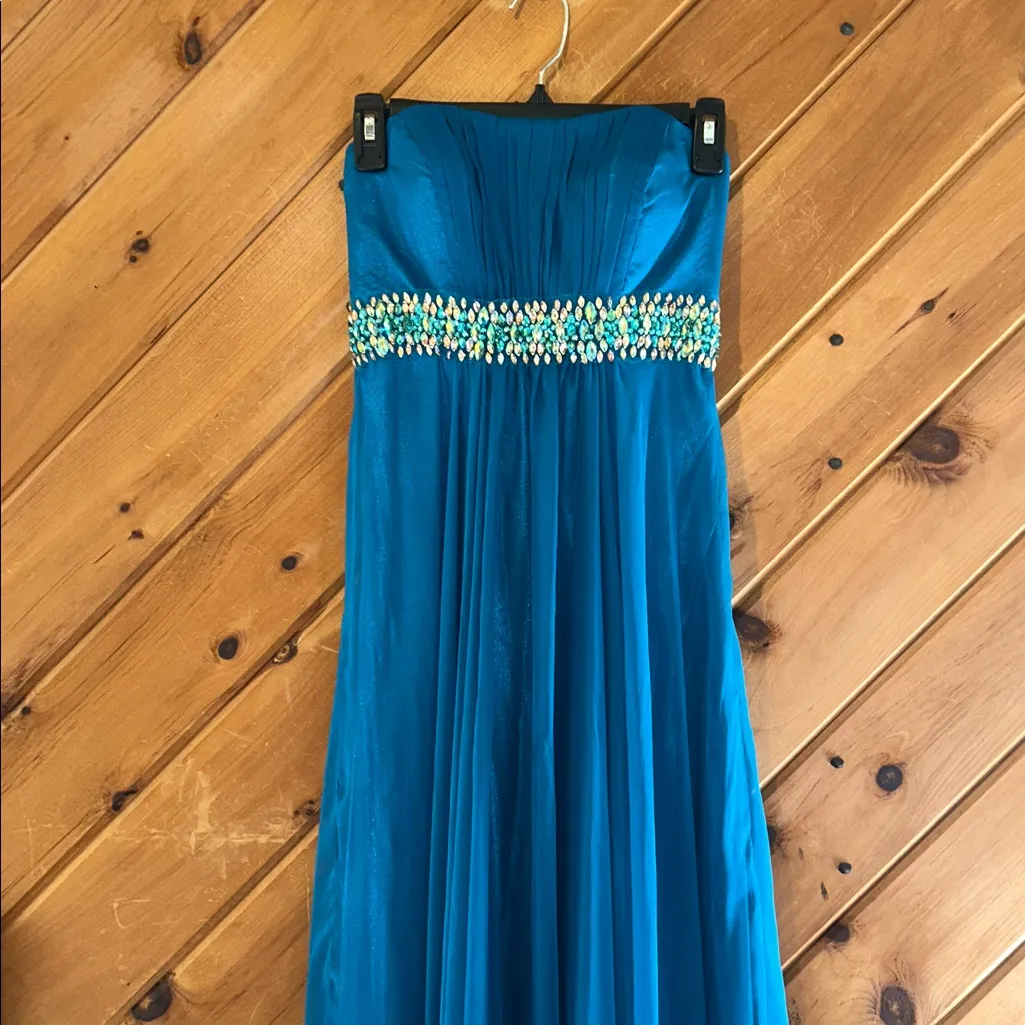 La Femme embellished evening gown/prom dress in teal blue - Image 3