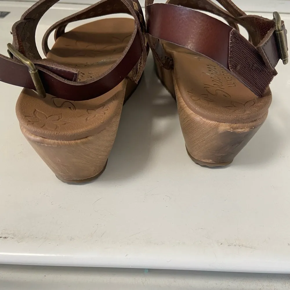 Sketchers, Size 8 brown and cream, Becca, sandals, with diamond Design - Image 3