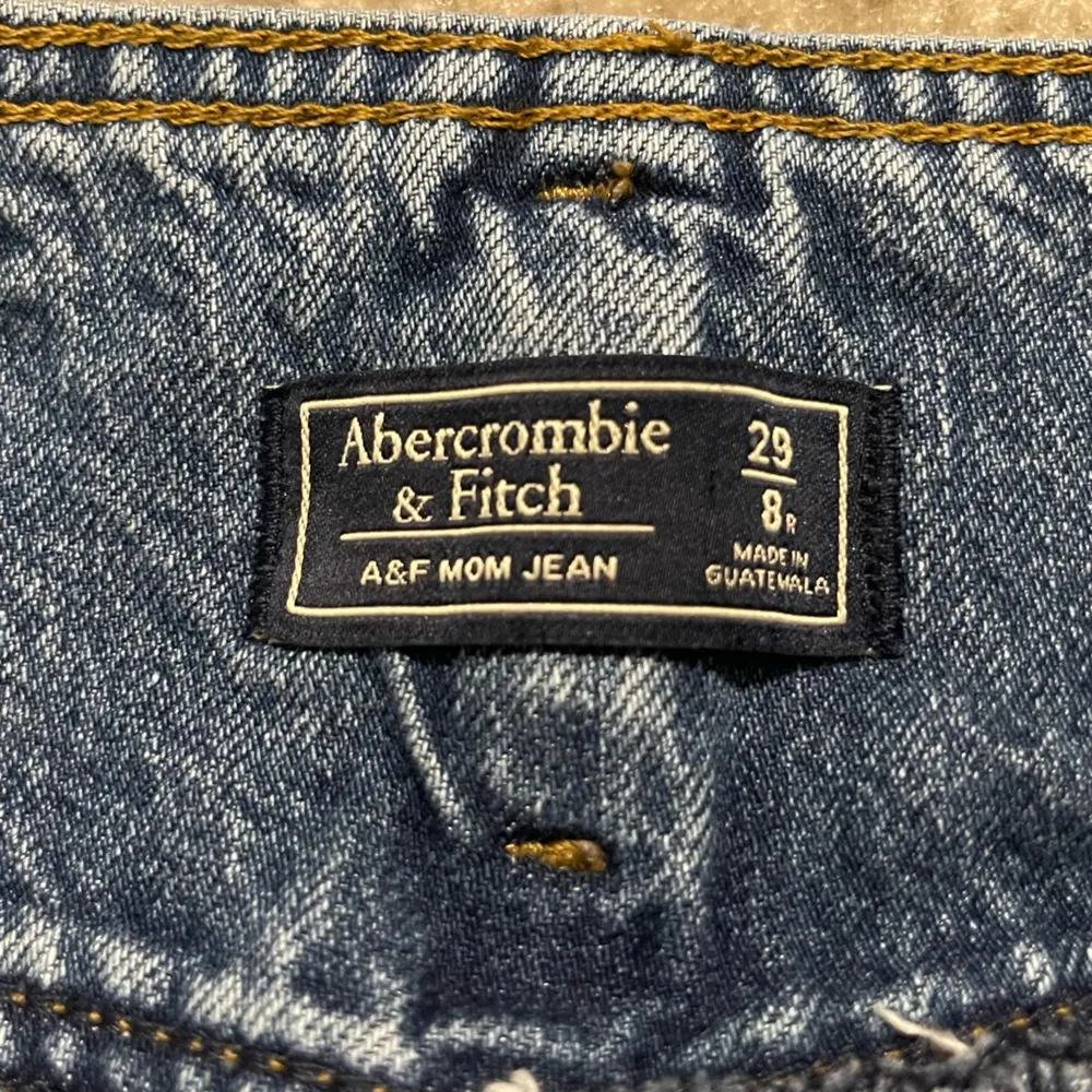 Women’s Abercrombie & Fitch Y2K High Rise Raw Hem Cropped Mom Jeans Size 29 - Image 3