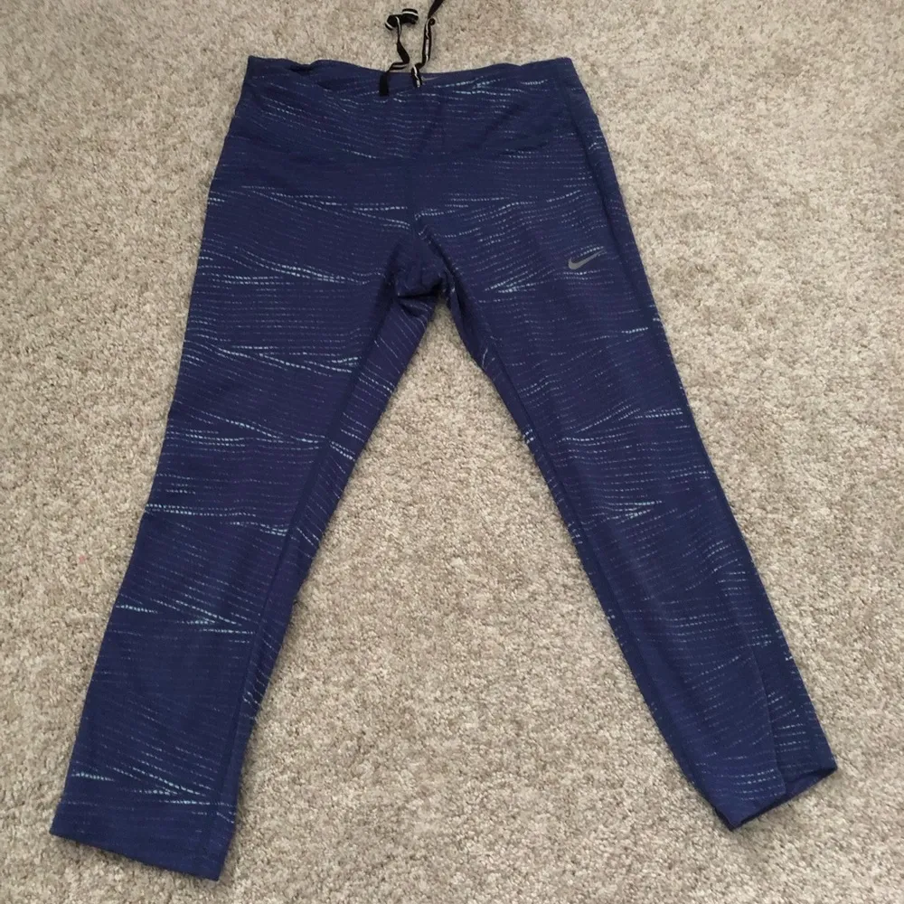 Nike dri-fit crop capri leggings, size small p - Image 2