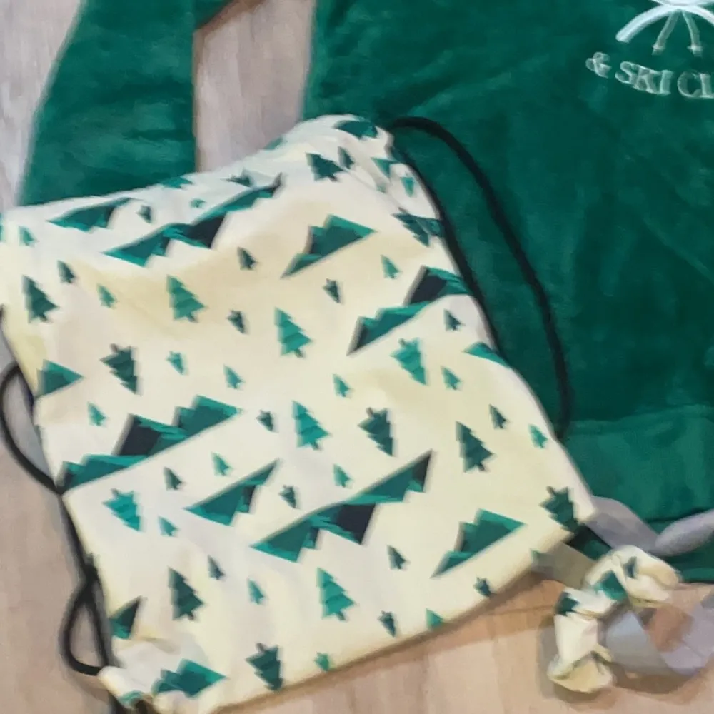 Serra warm set snow board and ski graphic sweater, socks, hair ties … - Image 5