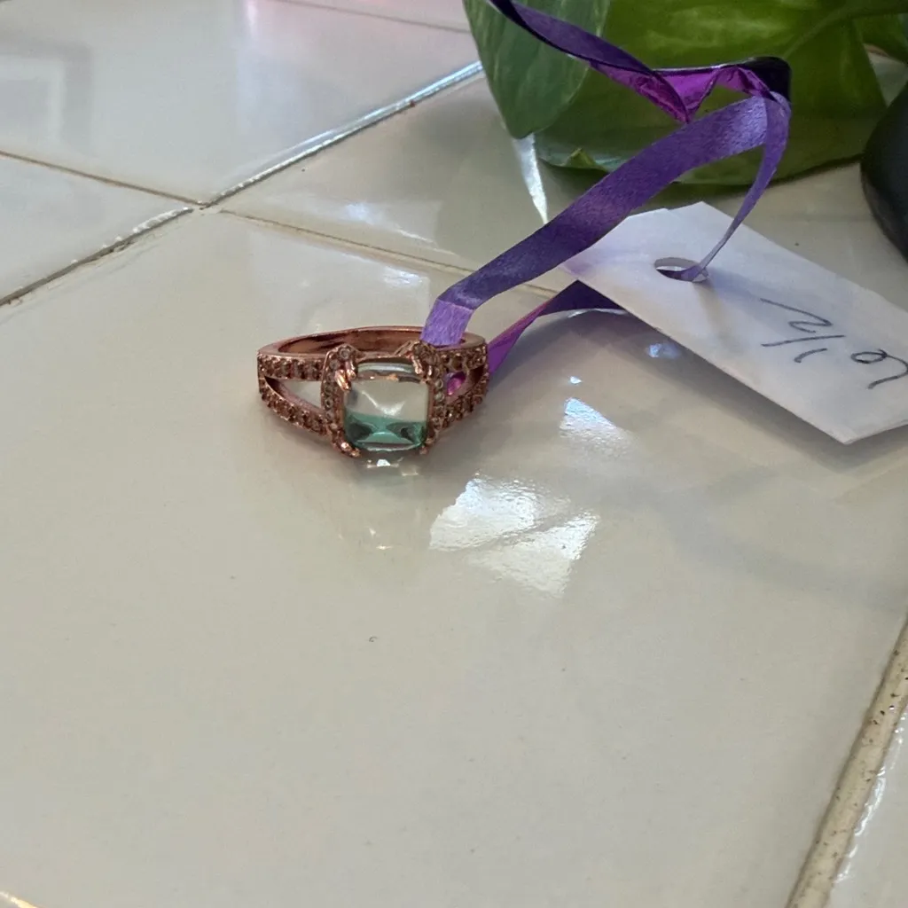 Elegant Rose Gold Toned Stone Ring - Image 4
