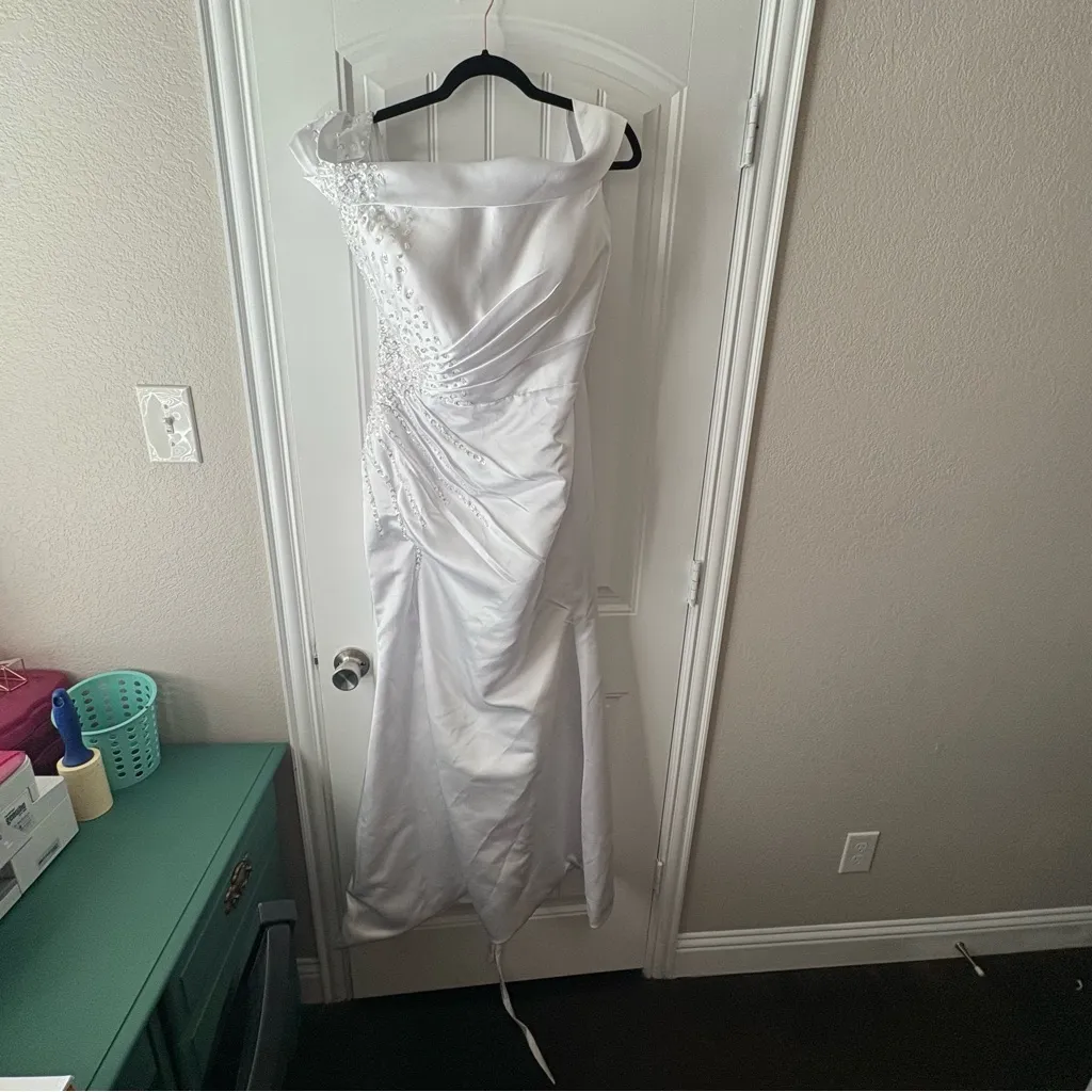 Elegant White Off - Image 2