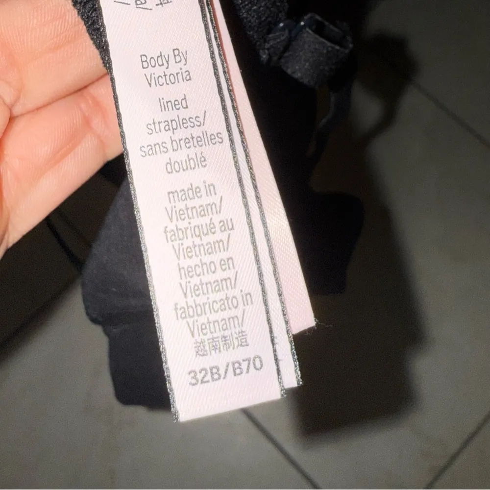 VICTORIAS SECRET Body by Victoria Lined Strapless Bra Black 32B - Image 3