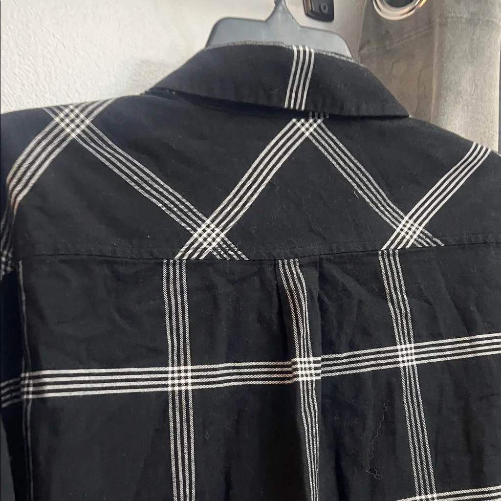 2X Black Checkered button down light flannel style Shirt - Image 6