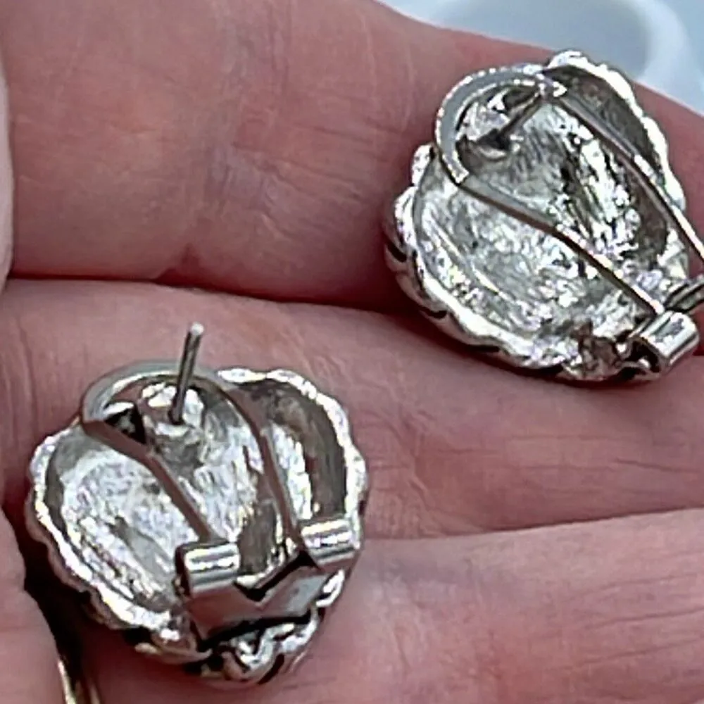 Silver plated & gold colored crystal heart earrings - Image 5