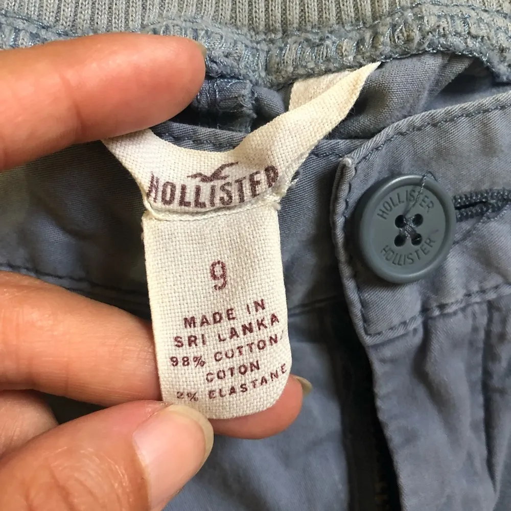 Hollister Cargo Capris Size 9 - Image 5