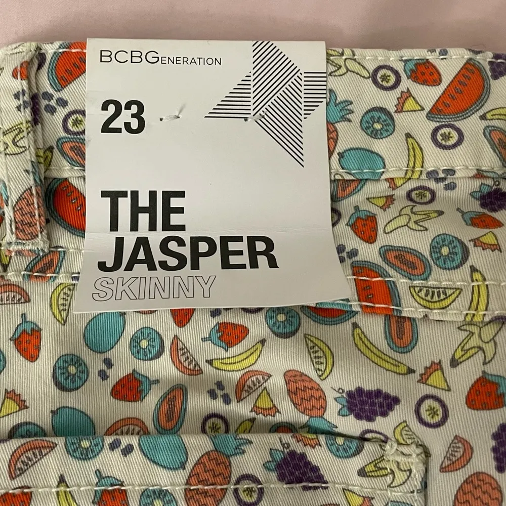 BCBG Generation Jasper novelty pineapple cream combo skinny jeans, size 23” - Image 4