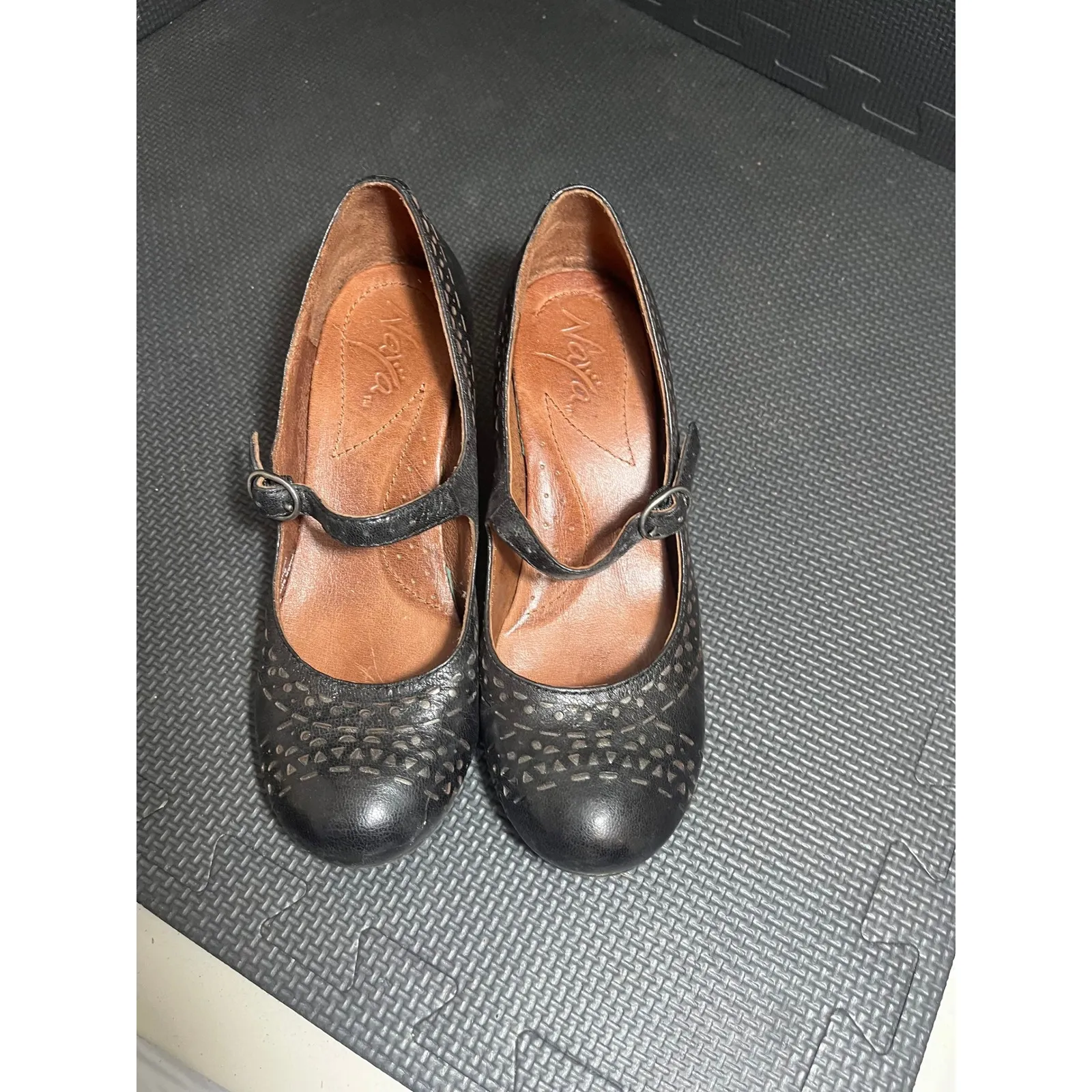 Naya Castalia Mary Jane Heels Pumps Black Leather size US 5 M Laser Cut - Image 2