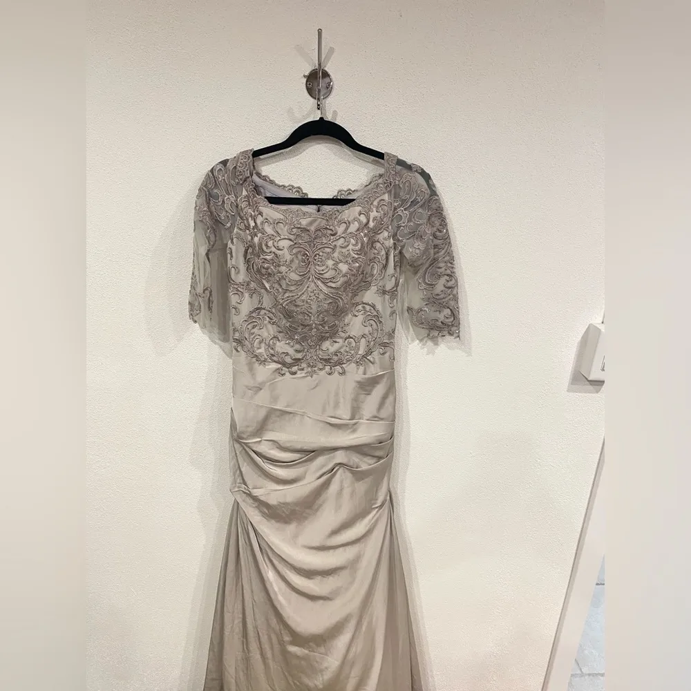 NEW  Lace Bodice Mermaid Gown Size 2 - Image 3