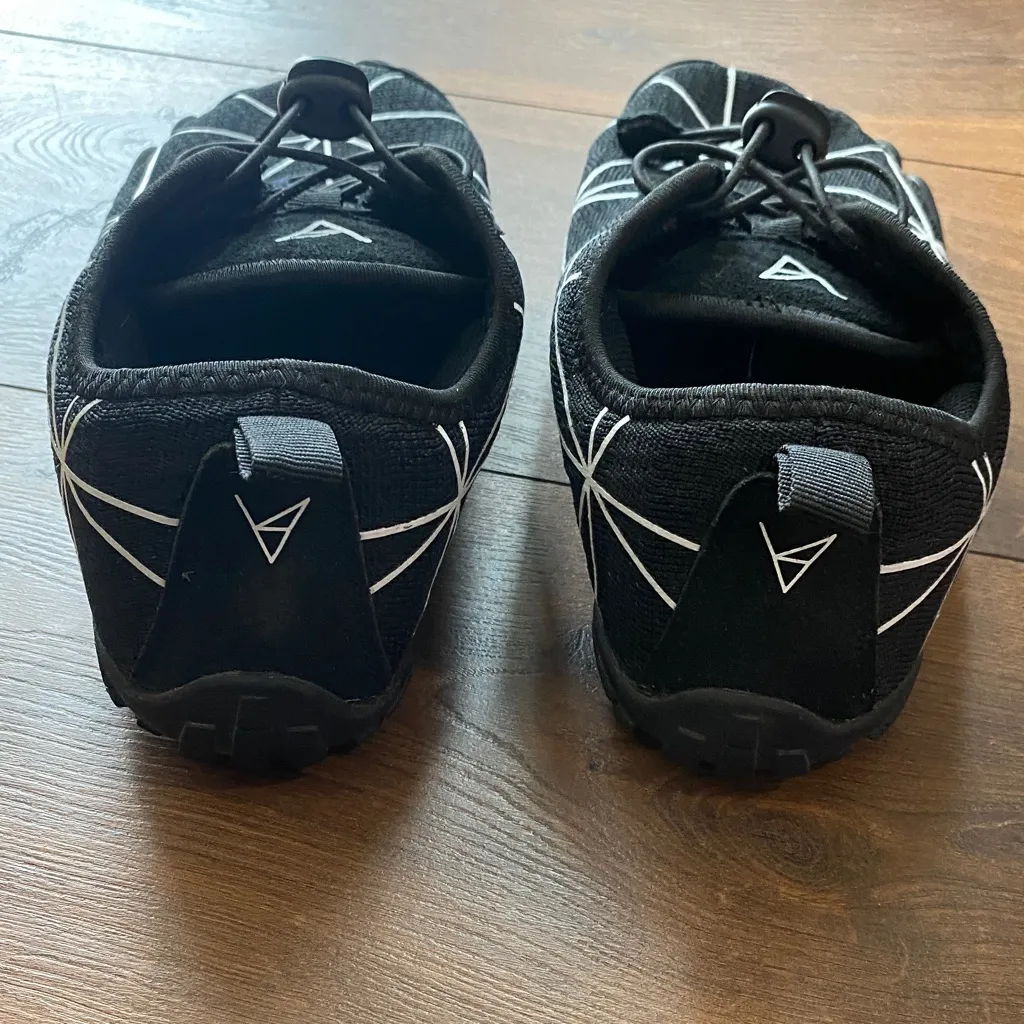 Ventury Barefoot Women's Black Athletic Shoes size 8.5 - Image 4