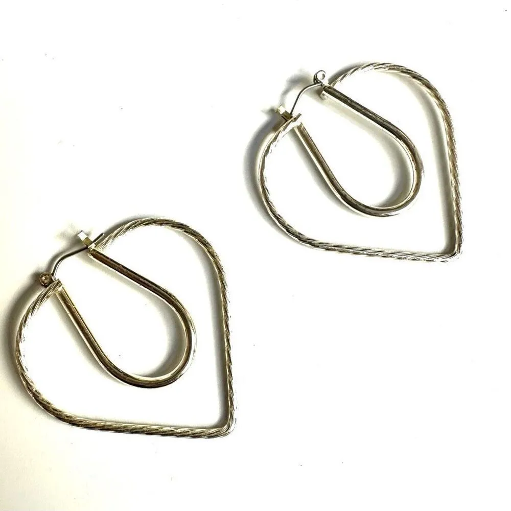 Silver tone cut out heart earrings - Image 2