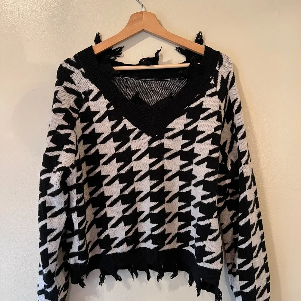 Distressed V Neck Sweater Size L - Image 2