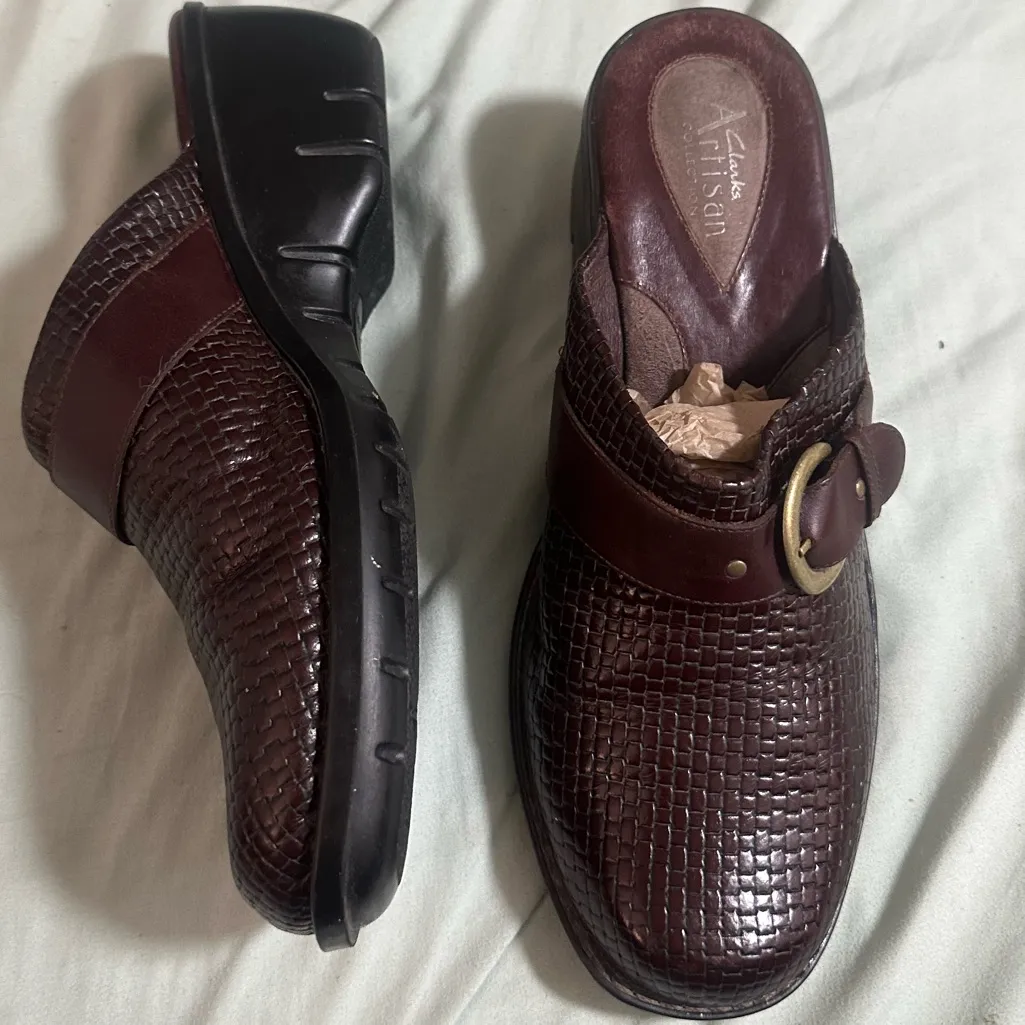 Clarks Artisan Women’s Burgundy Woven Leather Mule Clogs Shoes Sz 10 - Image 4