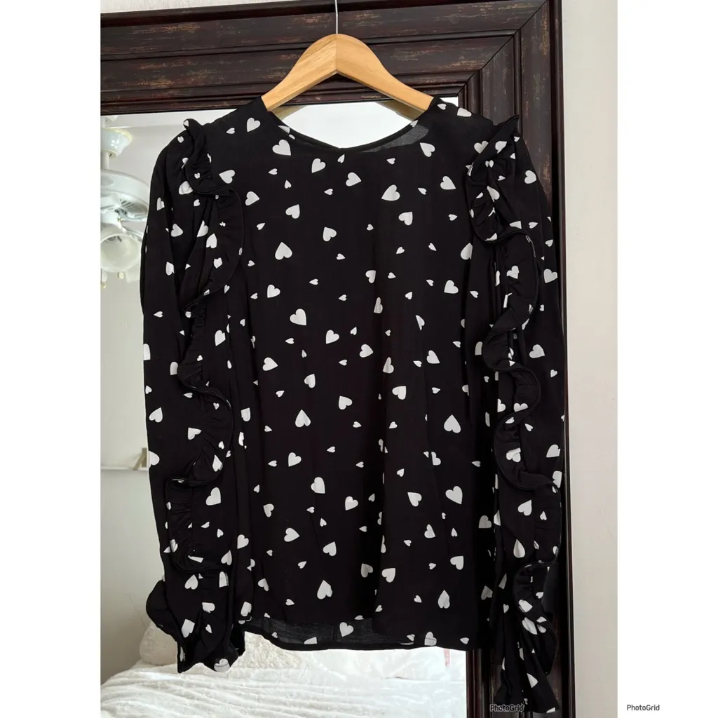 Essential Antwerp Zammoth Ruffled Sleeve Black White Heart Print Top NEW - Image 2