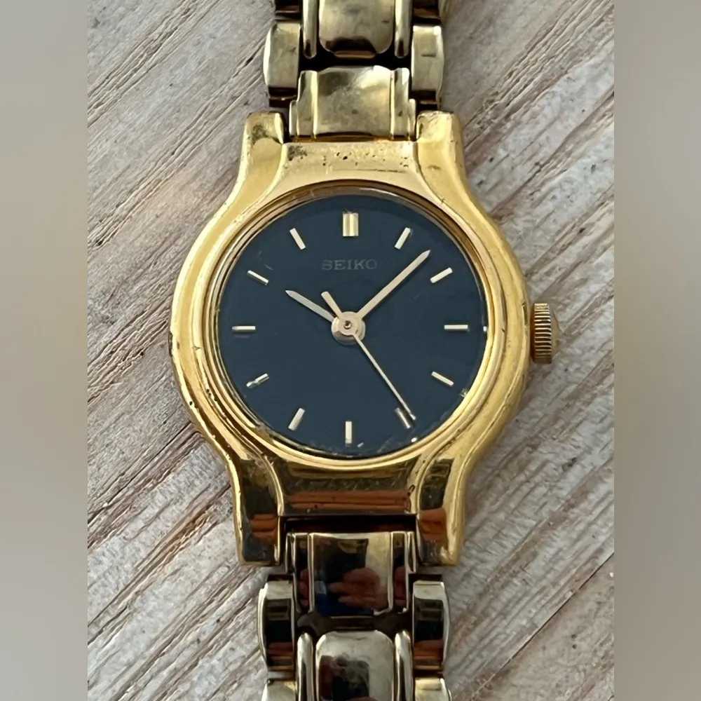 Seiko Vintage Ladies Watch Black Dial Gold-Tone Bracelet, Case, Hands, Markers - Image 2