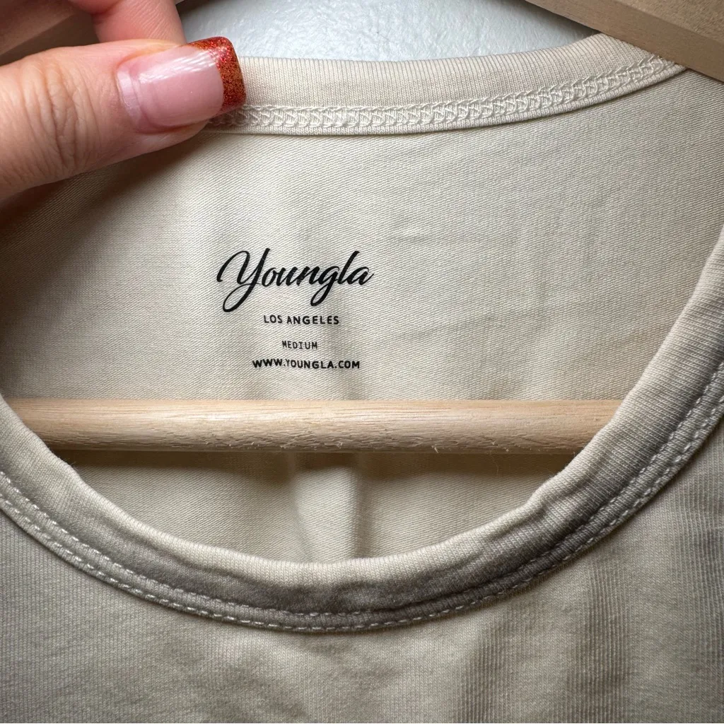 Women's Young LA Crop Tee Size M Stretch Cropped Cap Sleeve Graphic Tee White Size M - Image 3