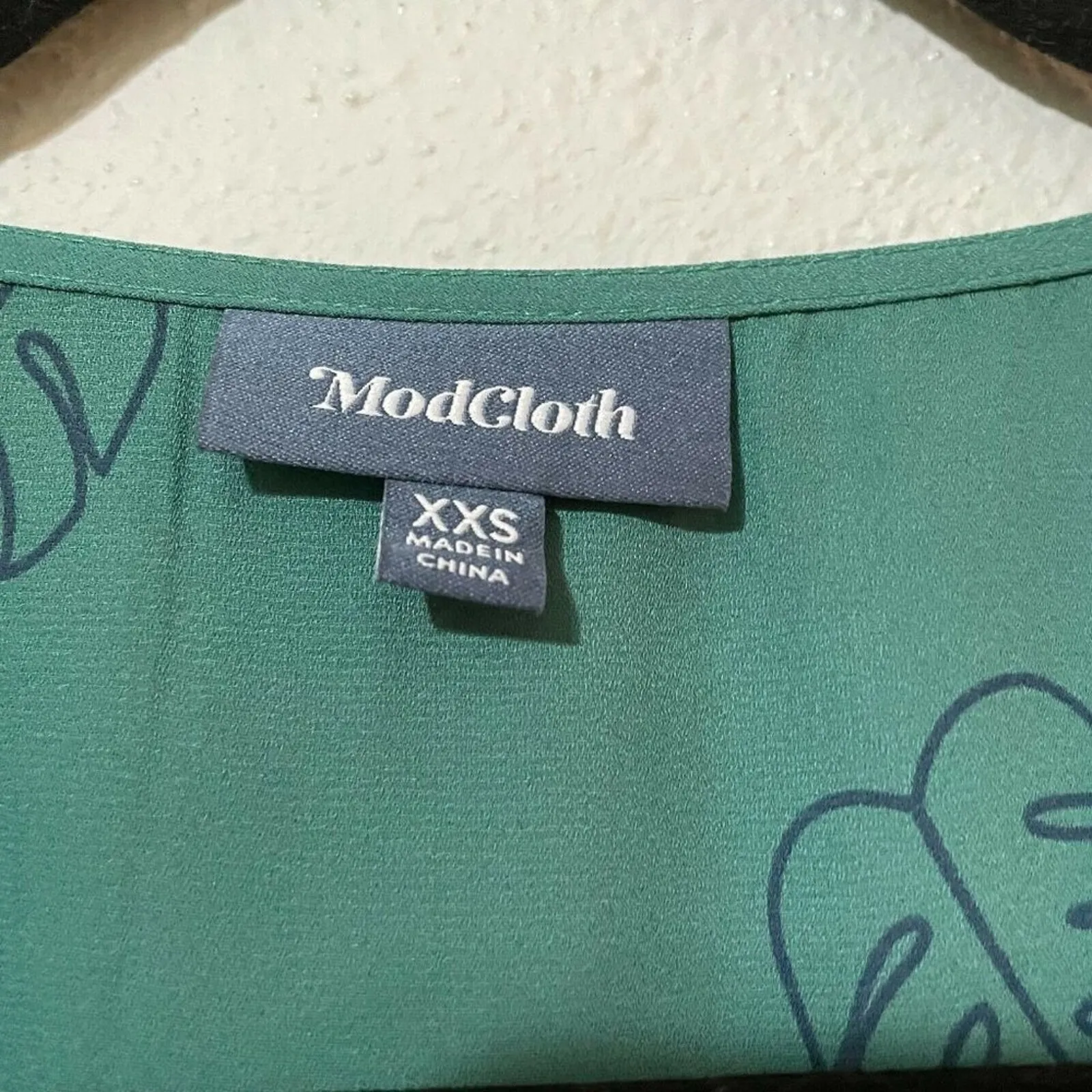 Modcloth Womens Green Palm Leaf V Neck Flutter Sleeve Back Tie Blouse Top Sz XXS - Image 6