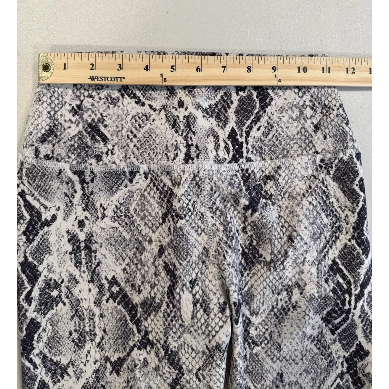 Alo Leggings Women Small High Rise Snakeskin Athleisure Athletic Yoga Gym Travel - Image 4