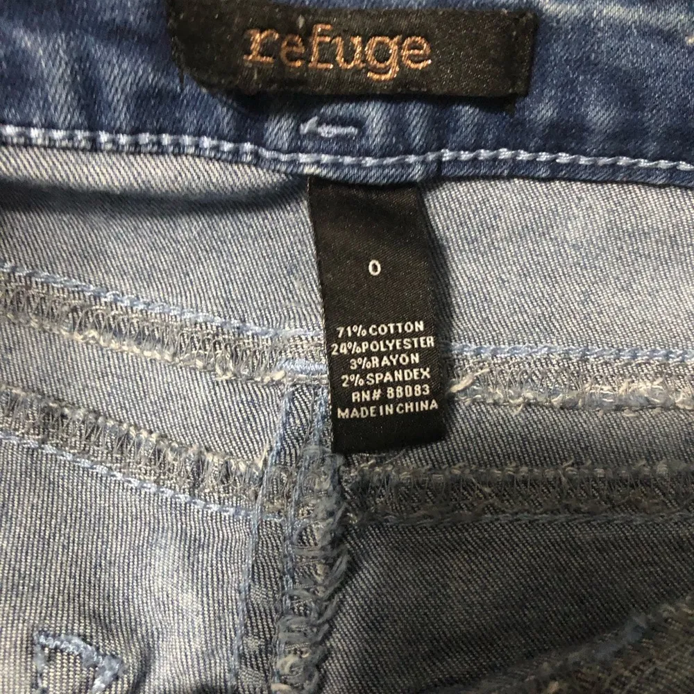 Refuge 3 button high rise shortie distressed women’s size 0 25cuffed jean shorts - Image 8