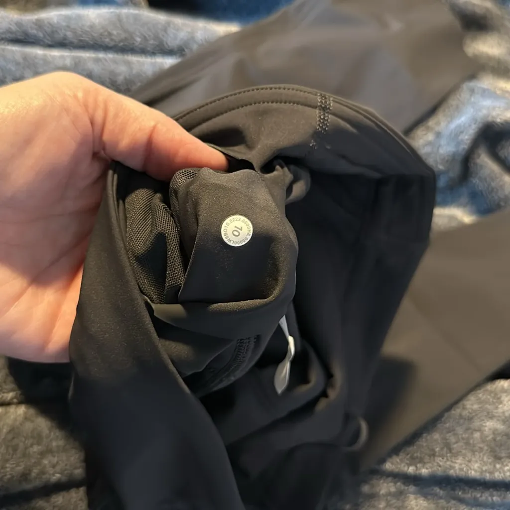 Lululemon base pace crop 23” - size 10 - Image 4