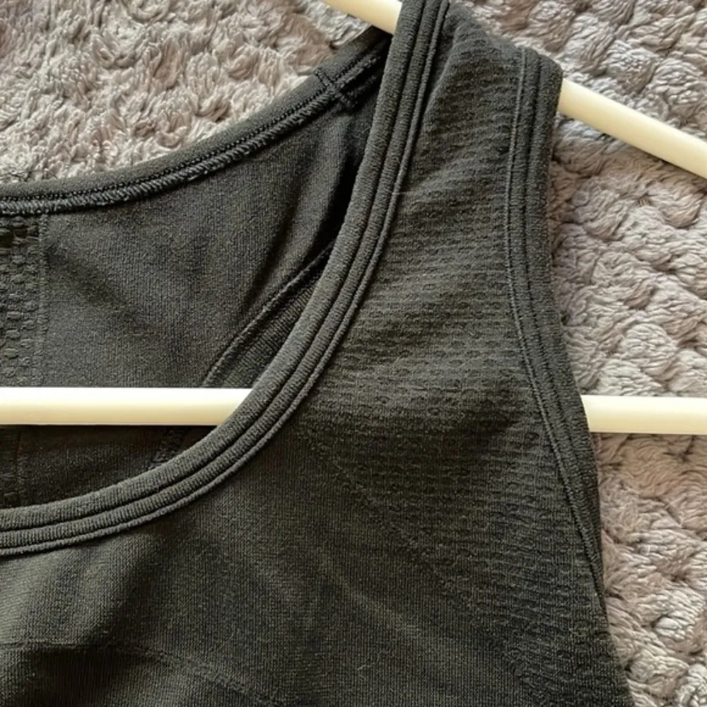 Gap Fit Black Racerback Tank Top Size Med EUC #6764 - Image 4