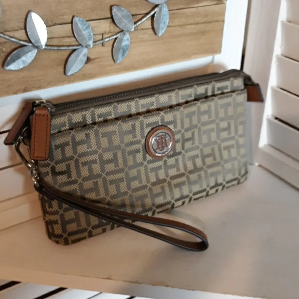 Tommy Hilfiger Wristlet/Clutch - Image 2