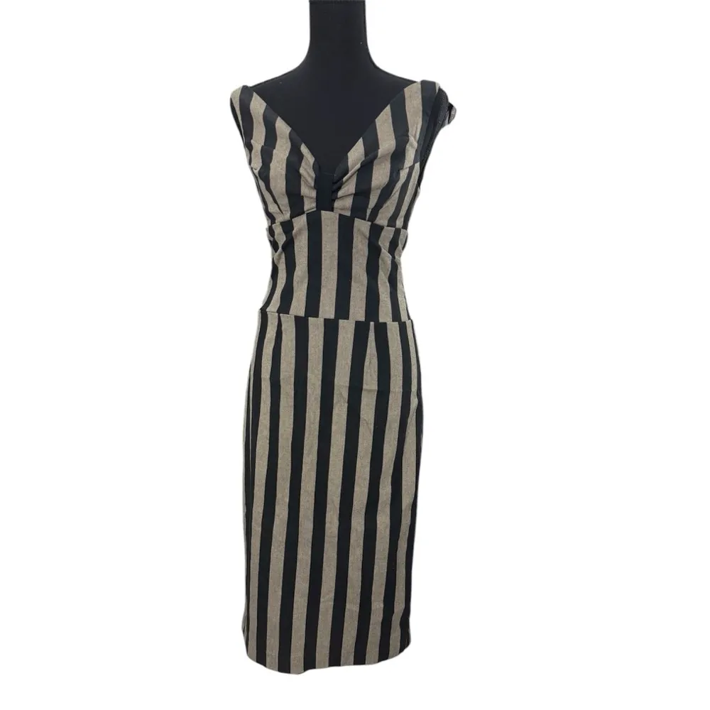 This fitted dress features a striped print. The dress has a sweetheart neckline Black - Image 2