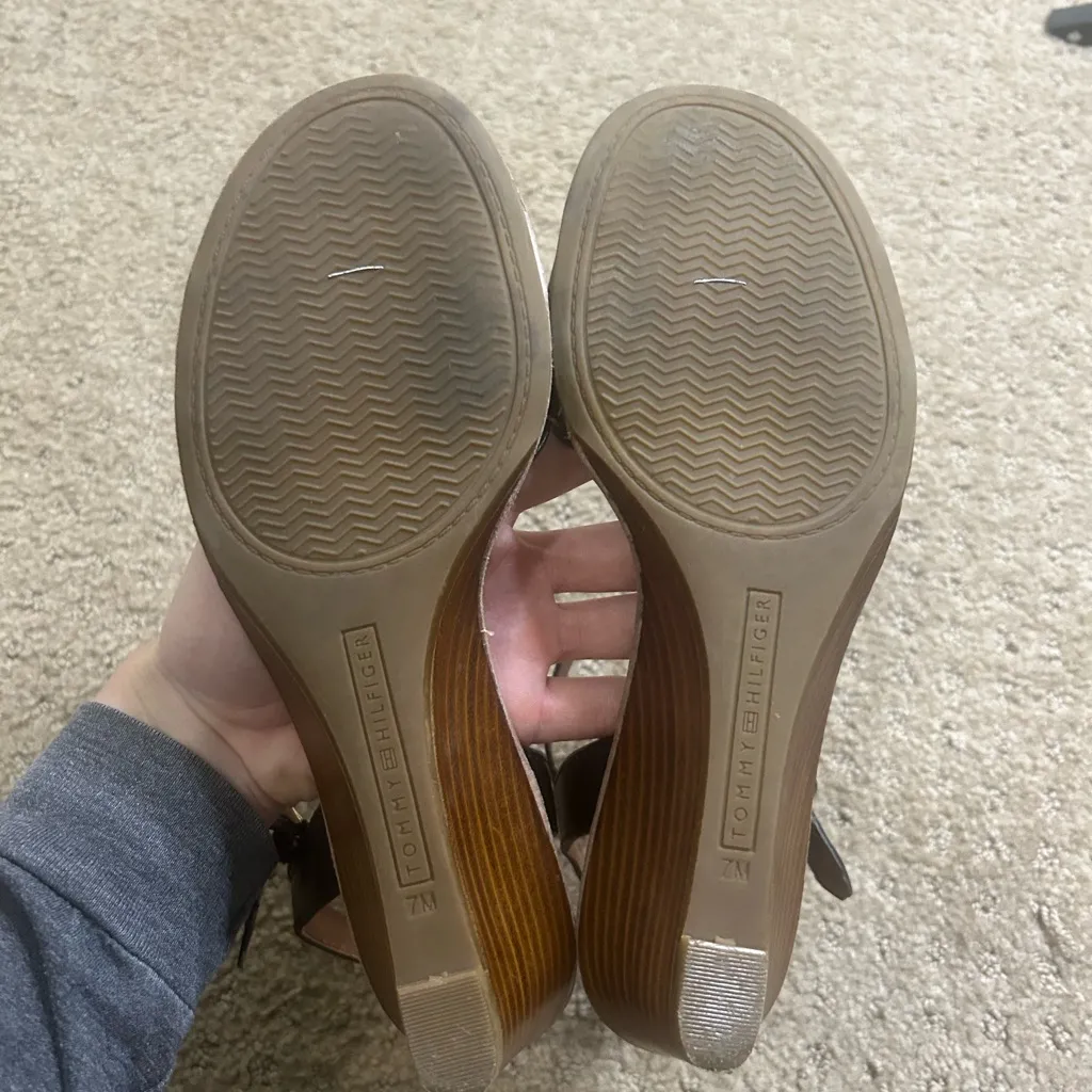 Tommy Hilfiger Sandals Womens 7M Mojito Wedge Ankle Strap Black Faux Leather - Image 4