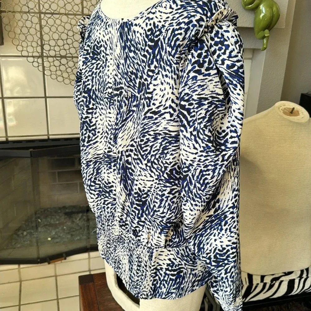 Express XL Printed Puff Sleeve V-Neck Top - Image 9