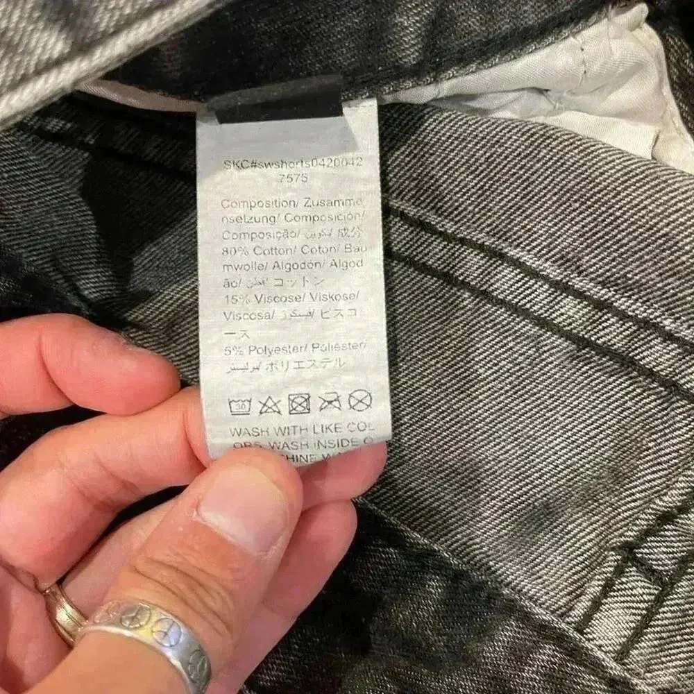 Shein Shorts Women's Size 6 Faded Weathered Black Denim High-Rise Rolled Cuffs - Image 6