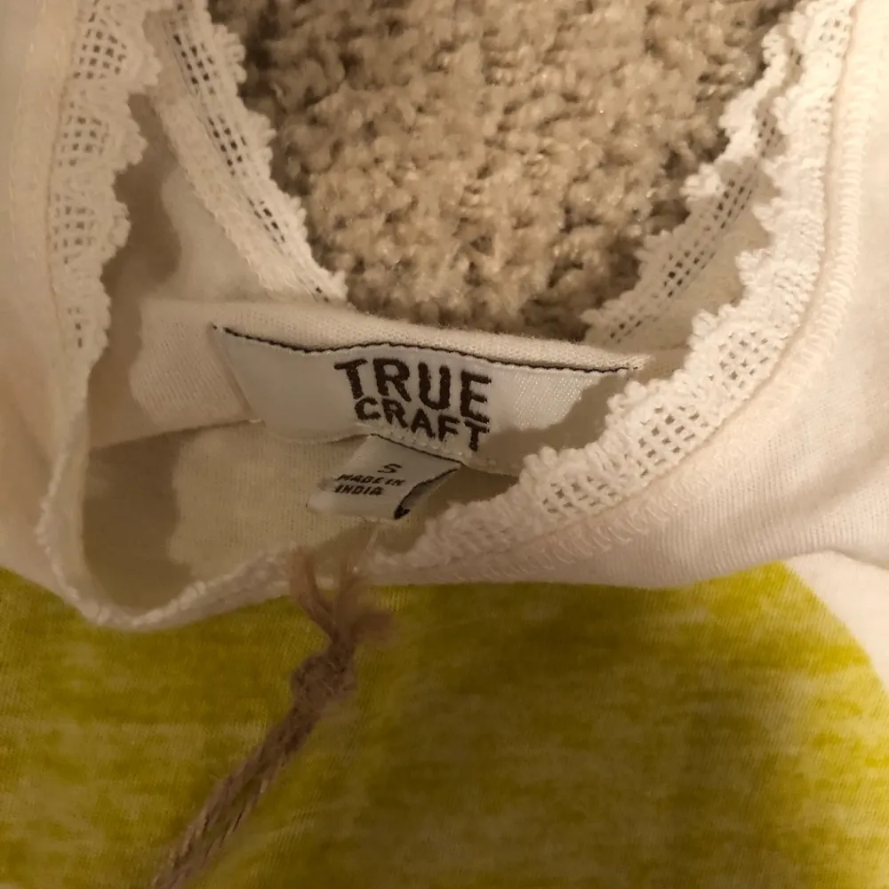 Cream lace trim graphic tank top never worn - Image 4