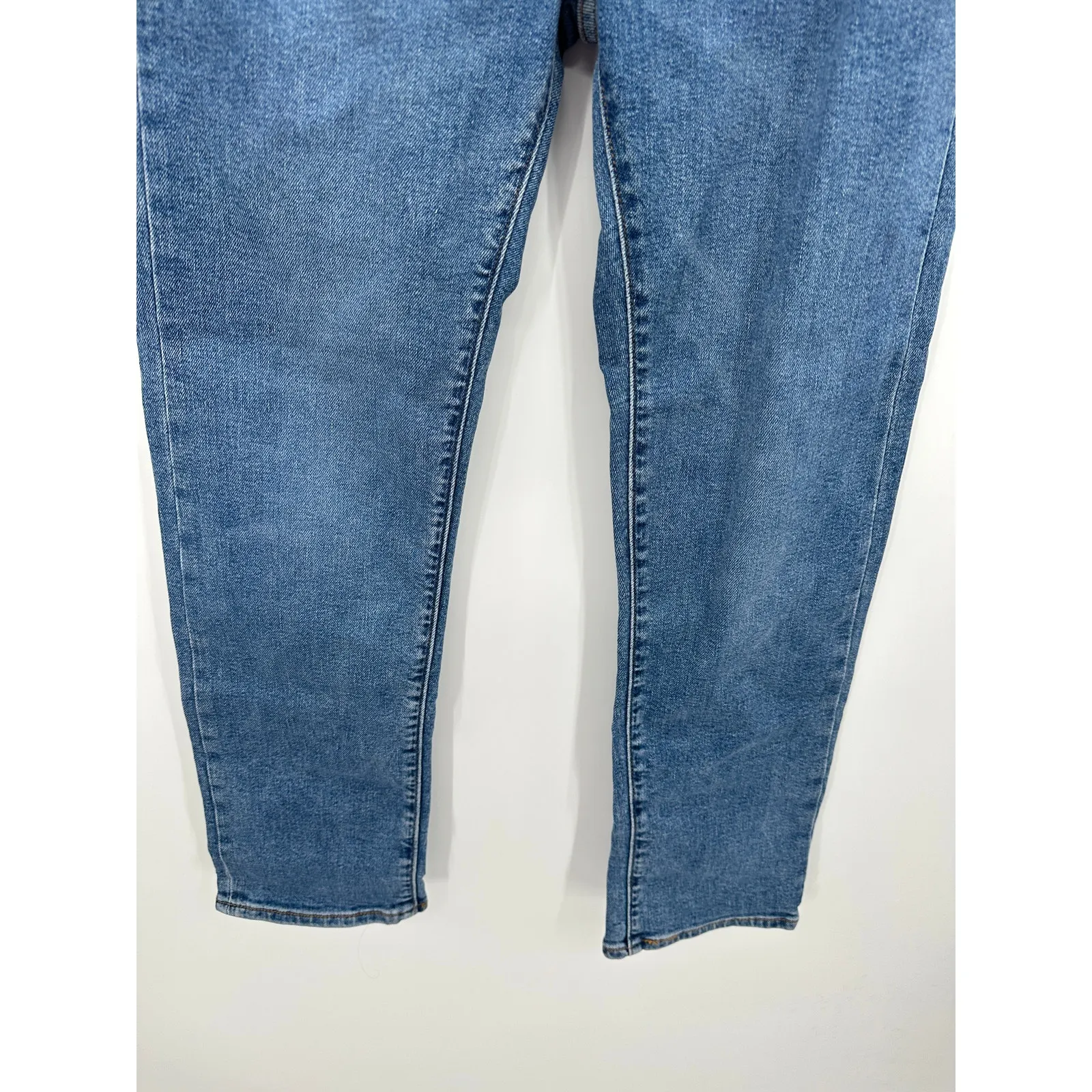 Levi's Womens Size 28 NWOT Medium Wash Wedgie Straight Denim Jeans Stretch - Image 3