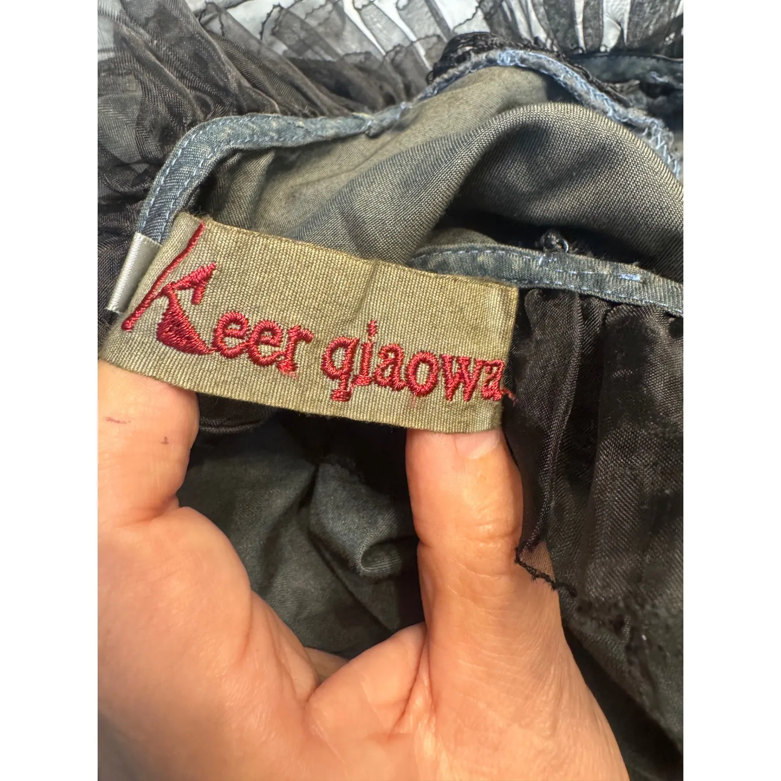 Keer qiaowa Tunic Top L Large Gray Cold Shoulder Ruffle Trim Layered - Image 3