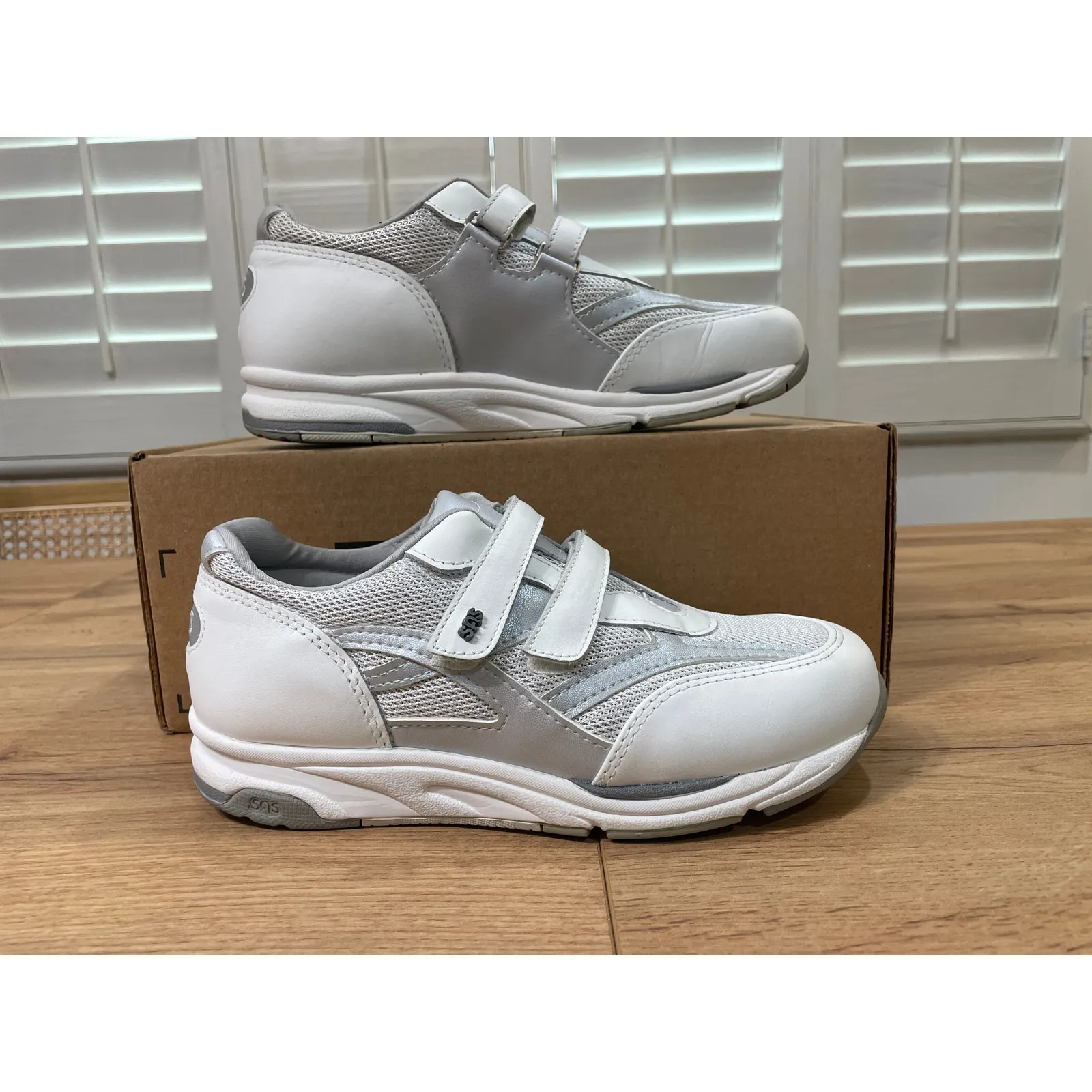SAS Women's TMV Walking Shoes White Silver Leather Size 7.5 WW Lightly Worn - Image 2
